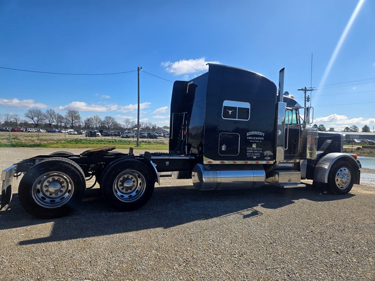 2005-peterbilt-379-image-21