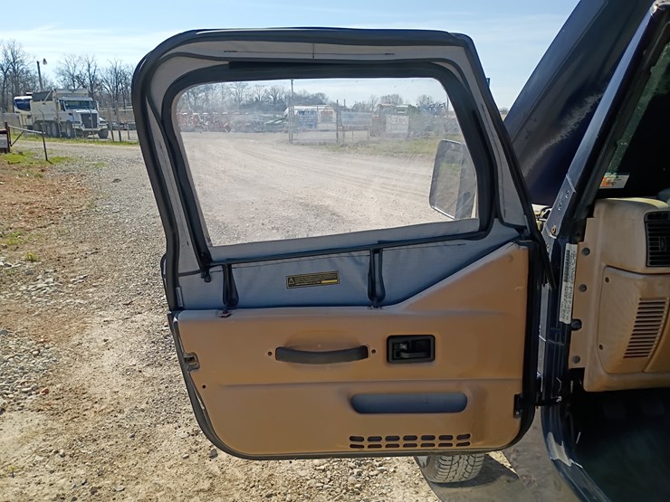 1997-jeep-wrangler-image-30