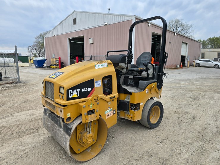 2018-caterpillar-cc24b-image-2