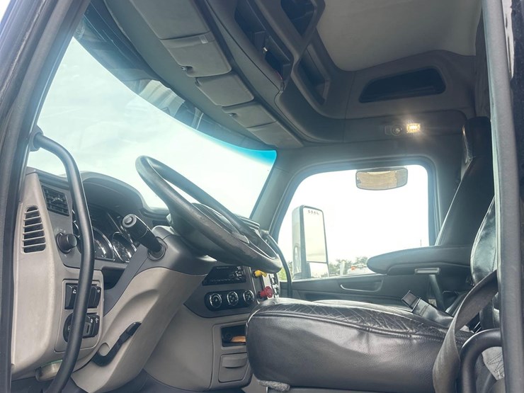 2016-peterbilt-579-image-21