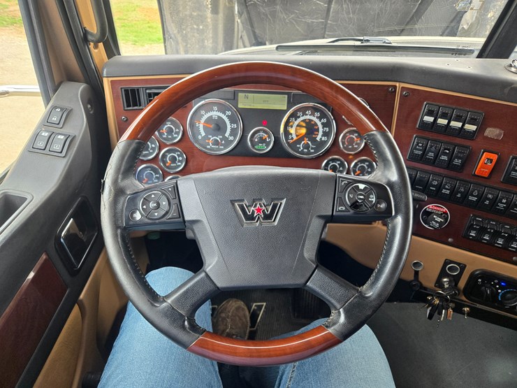 2017-western-star-5700xe-image-66