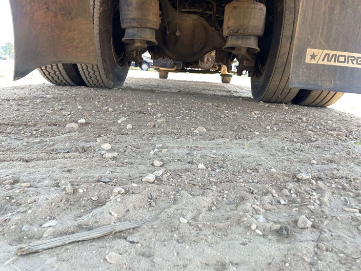 2016-freightliner-m2-106-image-28