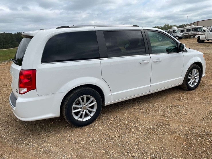 2019-dodge-grand-caravan-sxt-image-3