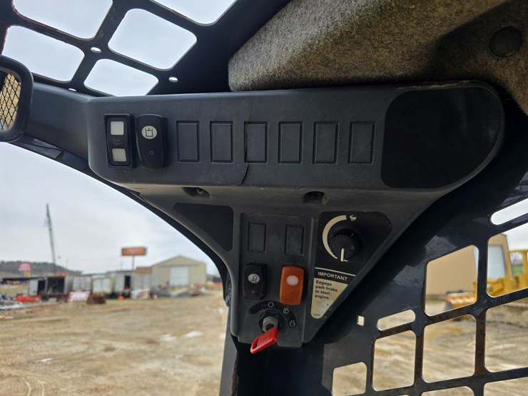 2013-deere-329d-image-38