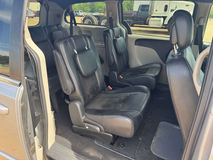 2017-dodge-grand-caravan-sxt-image-16