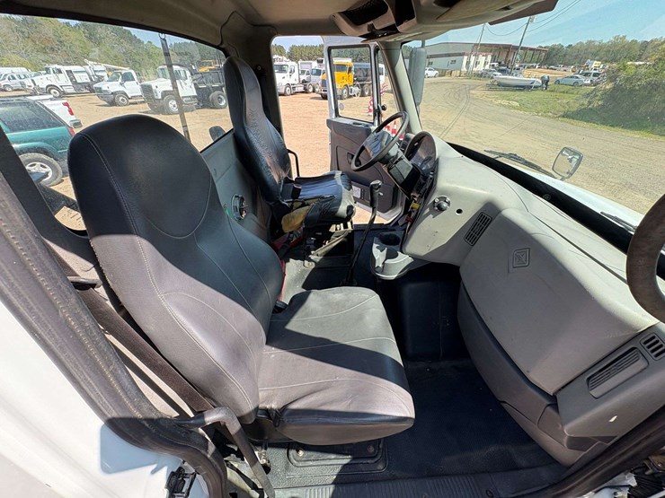 2010-international-8600-image-20