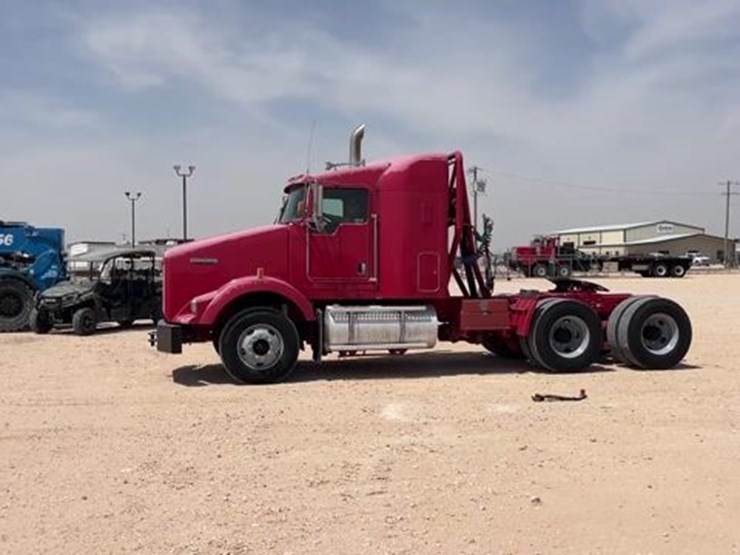 2011-kenworth-t800-image-1