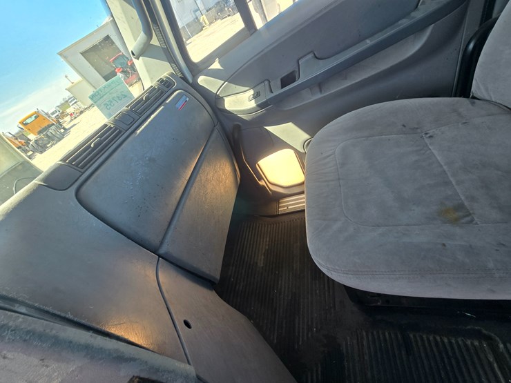 2006-freightliner-columbia-120-image-52