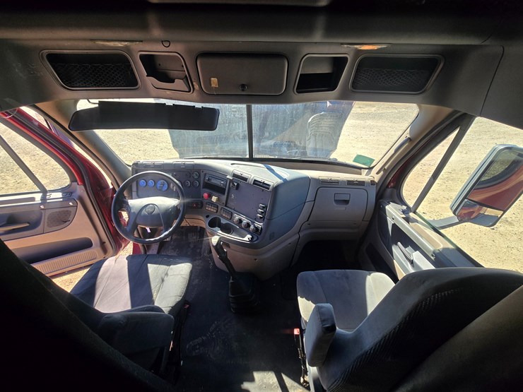 2014-freightliner-cascadia-125-image-75