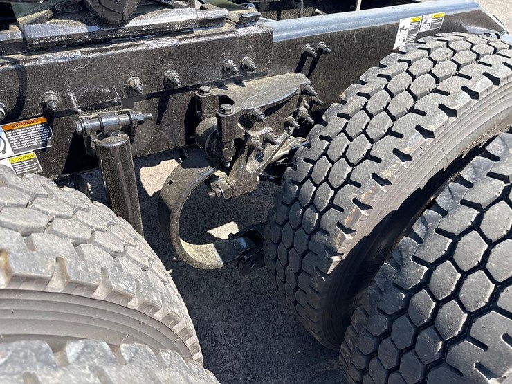 2023-peterbilt-579-image-13