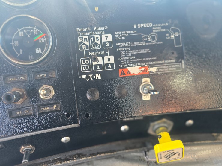 2001-mack-rd688s-image-95