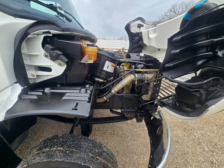 2010-freightliner-m2-106-image-43