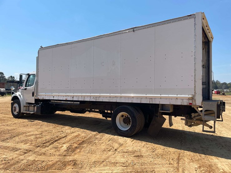 2016-freightliner-m2-106-image-2