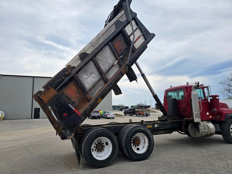 2003-mack-rd688s-image-35