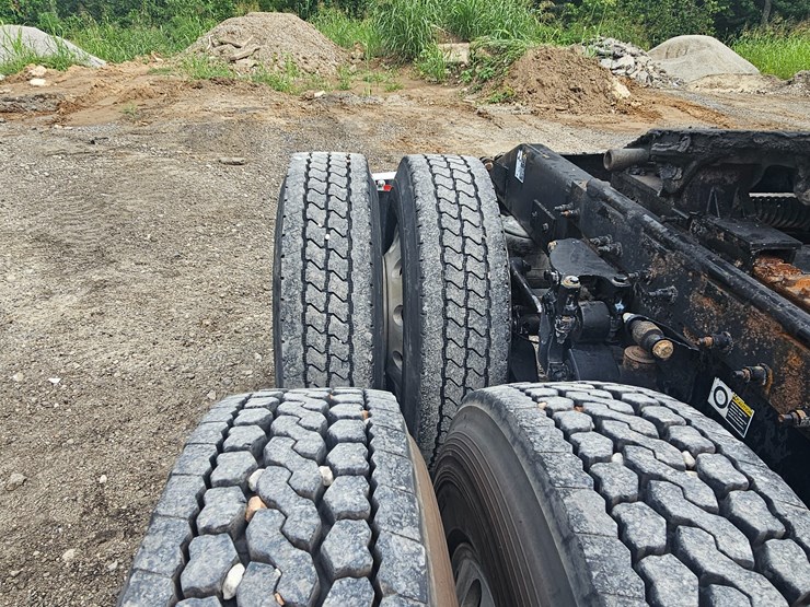 2012-peterbilt-384-image-104