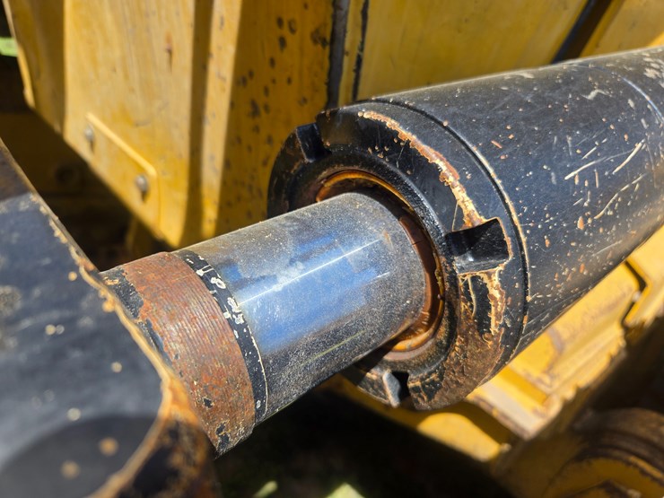 2014-caterpillar-953d-image-86