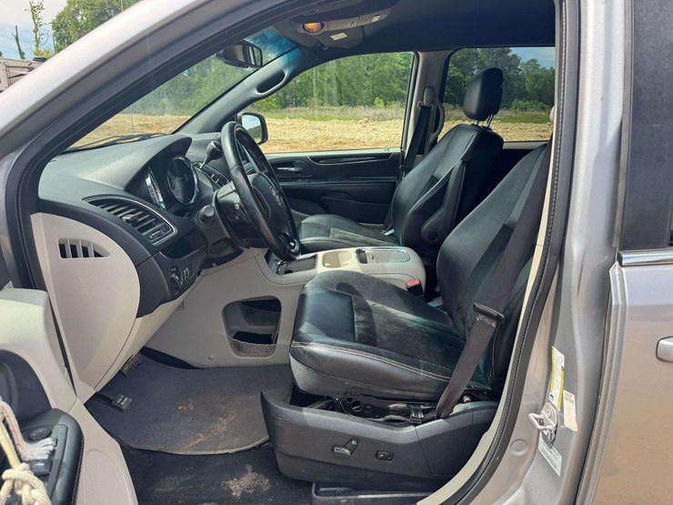 2017-dodge-grand-caravan-sxt-image-10