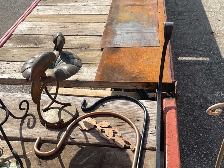 #7026-•-(8)-pieces-yard-art-decorations-(o4)-image-26