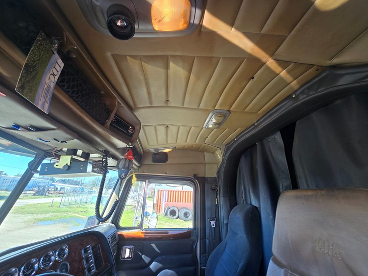 2005-peterbilt-379-image-57