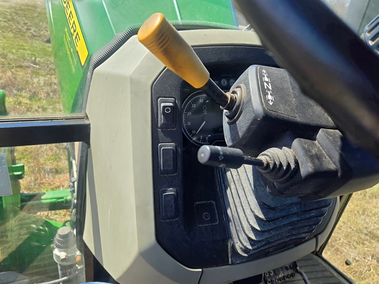 2019-john-deere-5100e-image-41