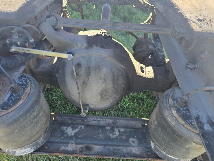 2005-freightliner-m2-106-image-58