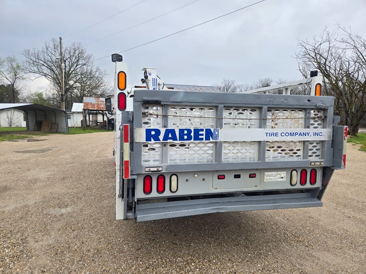 2010-freightliner-m2-106-image-15