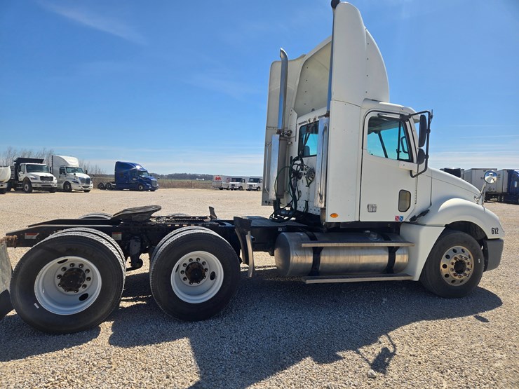 2006-freightliner-columbia-120-image-17