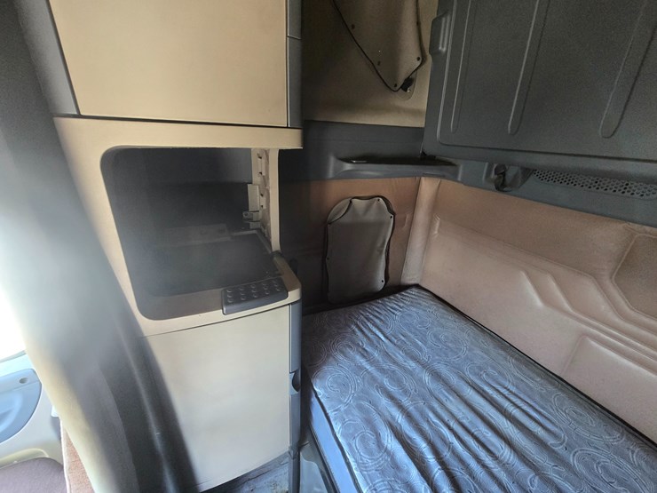 2014-freightliner-cascadia-125-image-75