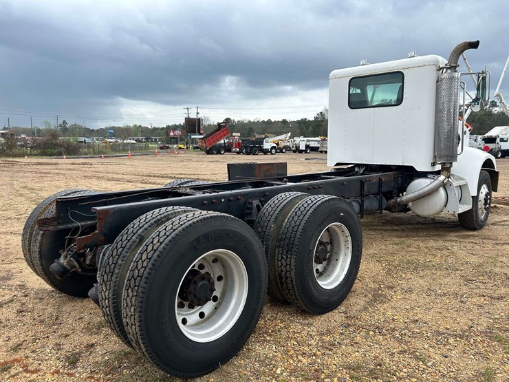 2001-peterbilt-330-image-6