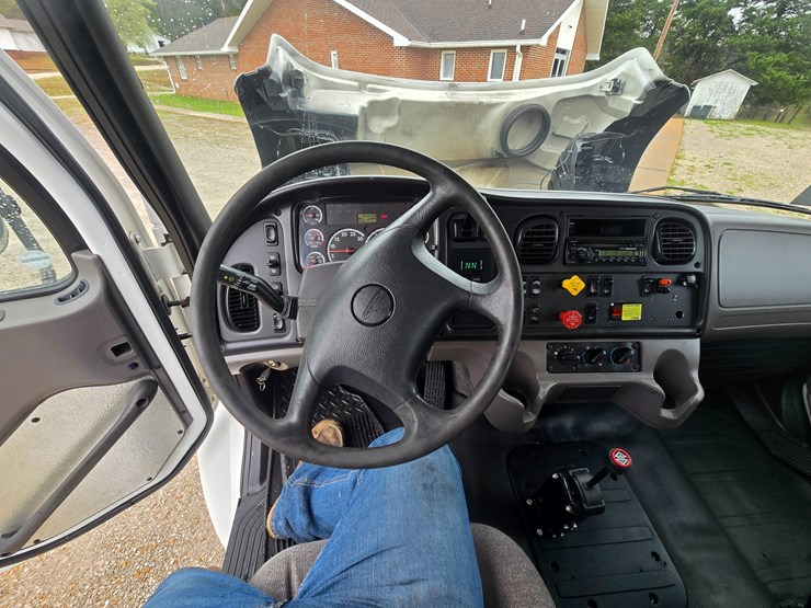 2012-freightliner-m2-106-image-81