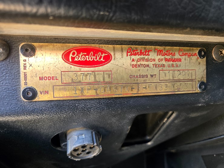 1996-peterbilt-377-image-56