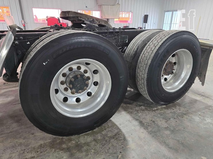 2009-freightliner-columbia-120-image-29