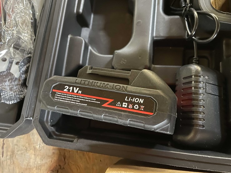 #2435-•-21-volt-mini-cordless-chainsaw-kit-in-carrying-case-(pr12)-image-8