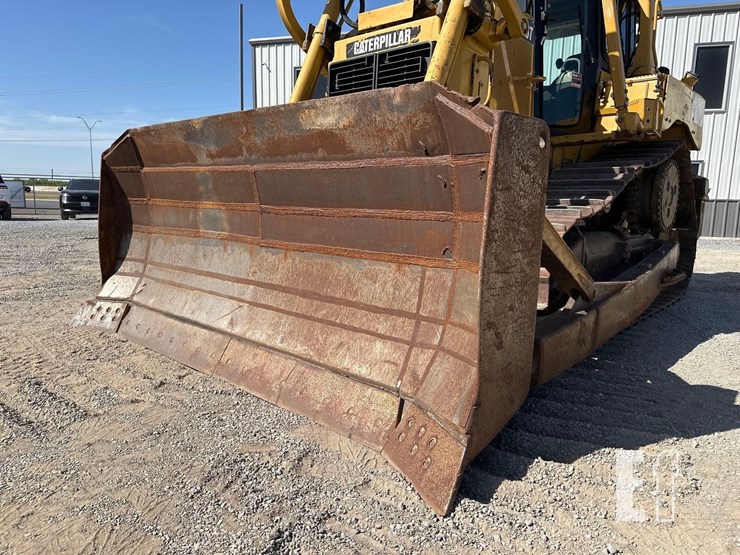 2011-caterpillar-d6t-image-10