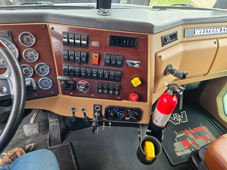 2017-western-star-5700xe-image-63