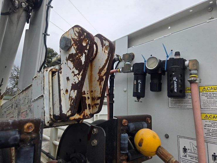 2010-freightliner-m2-106-image-73