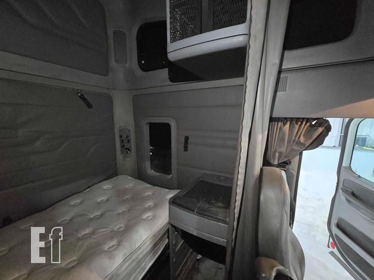 2009-freightliner-columbia-120-image-19