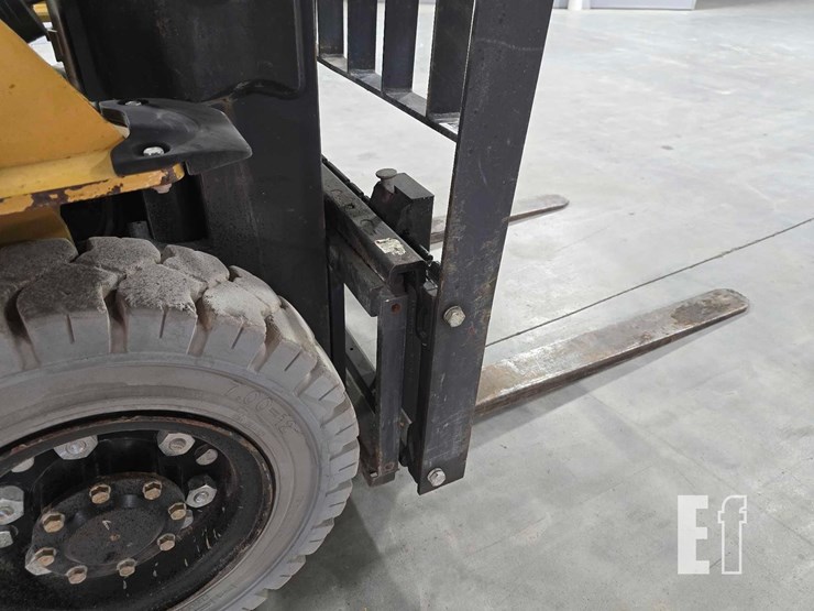 2019-caterpillar-gp25n-image-11