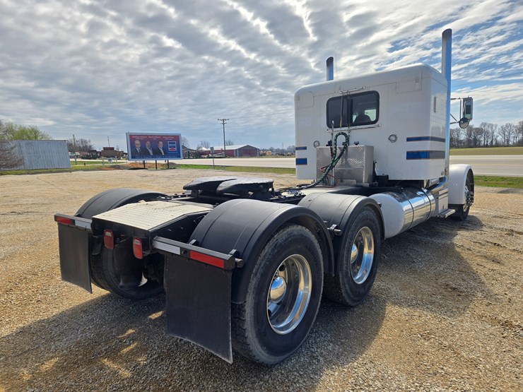 1996-peterbilt-377-image-18