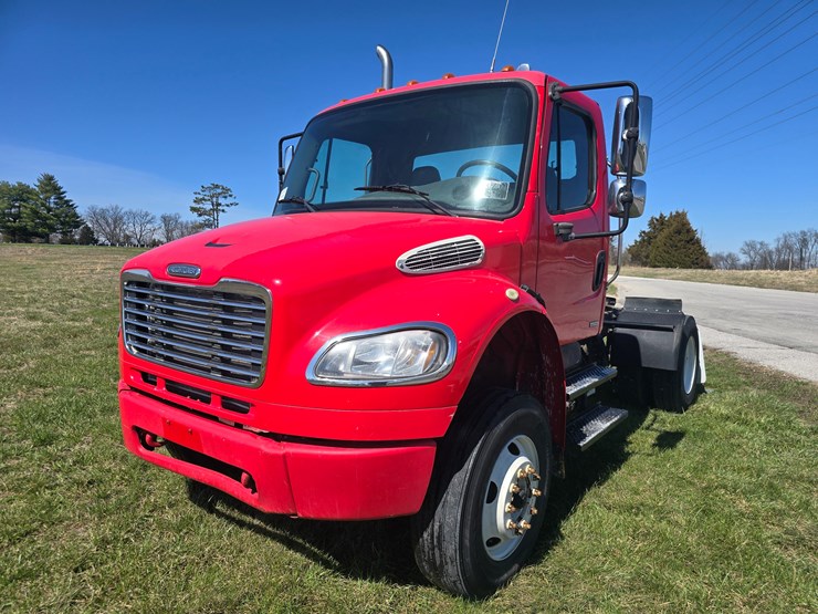 2005-freightliner-m2-106-image-1