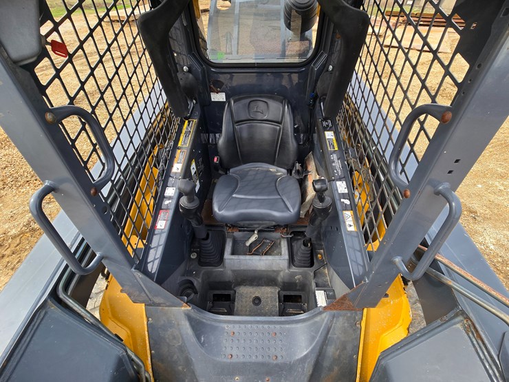 2013-deere-329d-image-34