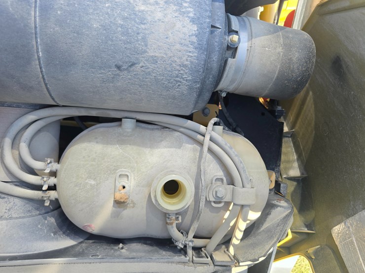 2015-deere-410l-image-23