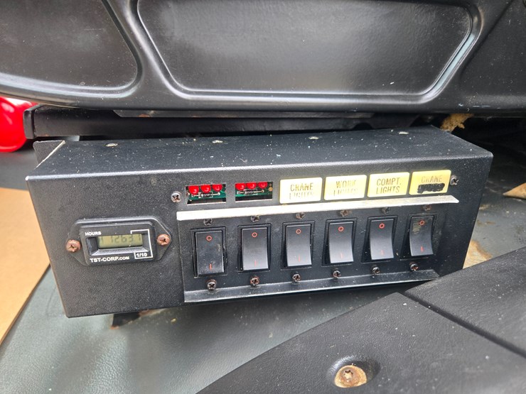 2010-freightliner-m2-106-image-53