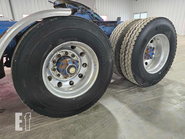 2009-peterbilt-367-image-23