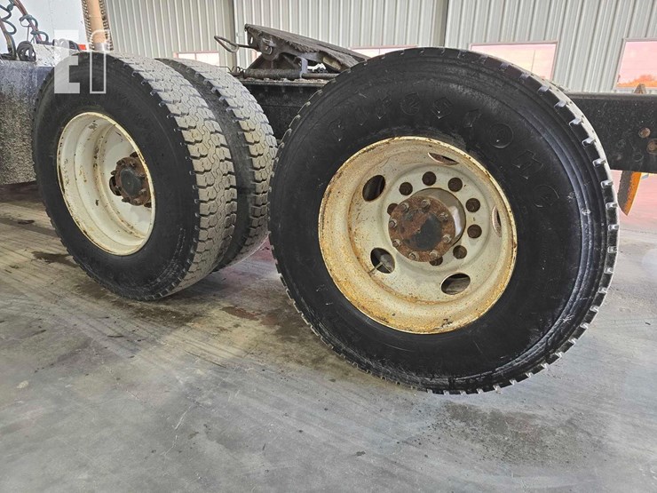 2012-kenworth-t800-image-23