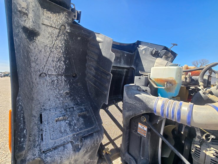 2016-peterbilt-579-image-36