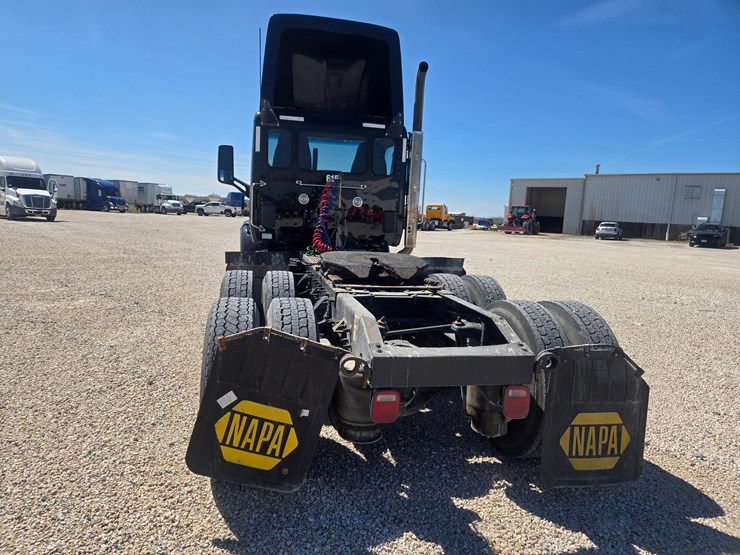 2016-peterbilt-579-image-12