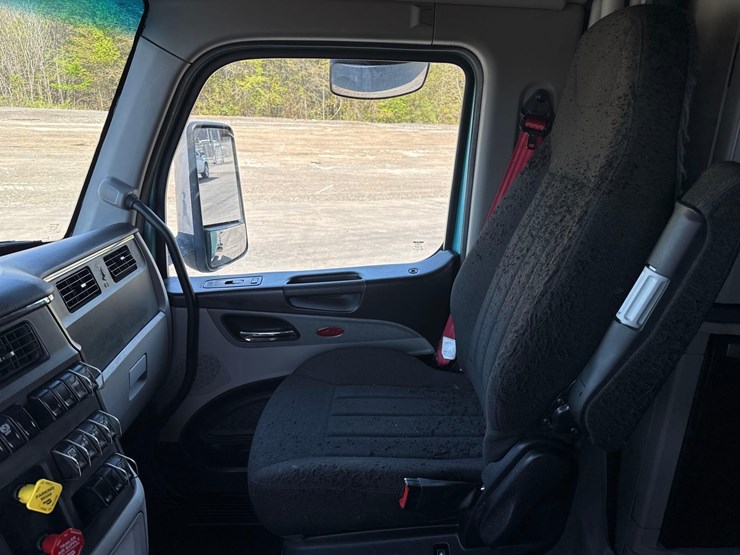 2023-peterbilt-579-image-34