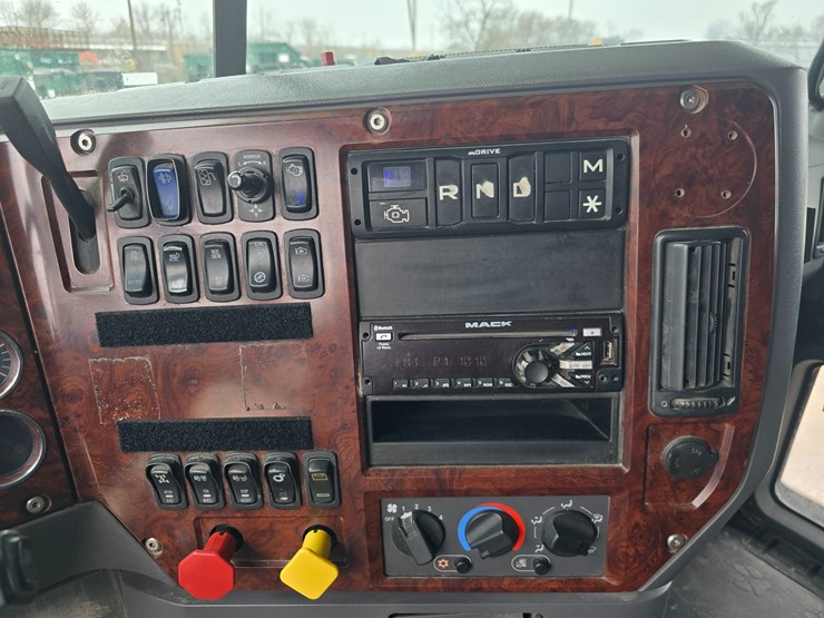 #22593-•-2016-mack-cxu613-pinnacle-sleeper-truck-image-42