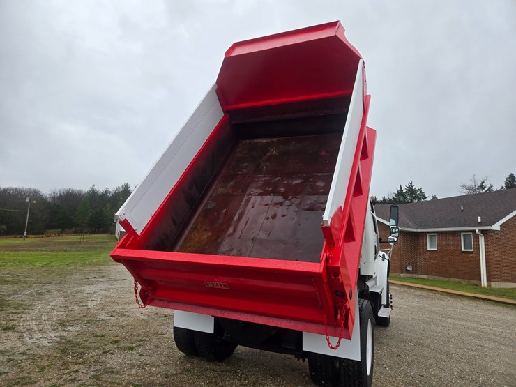 2012-freightliner-m2-106-image-29